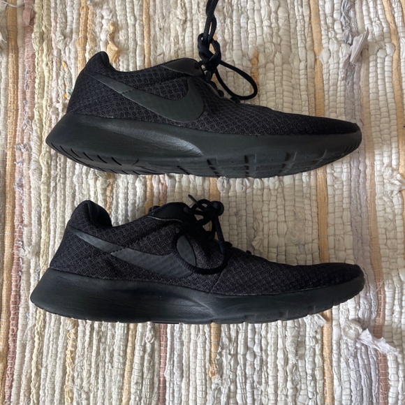 EUC Men’s Nike Tanjun Shoe / Sneakers Black Barely Bolt Size 9 - Picture 5 of 8